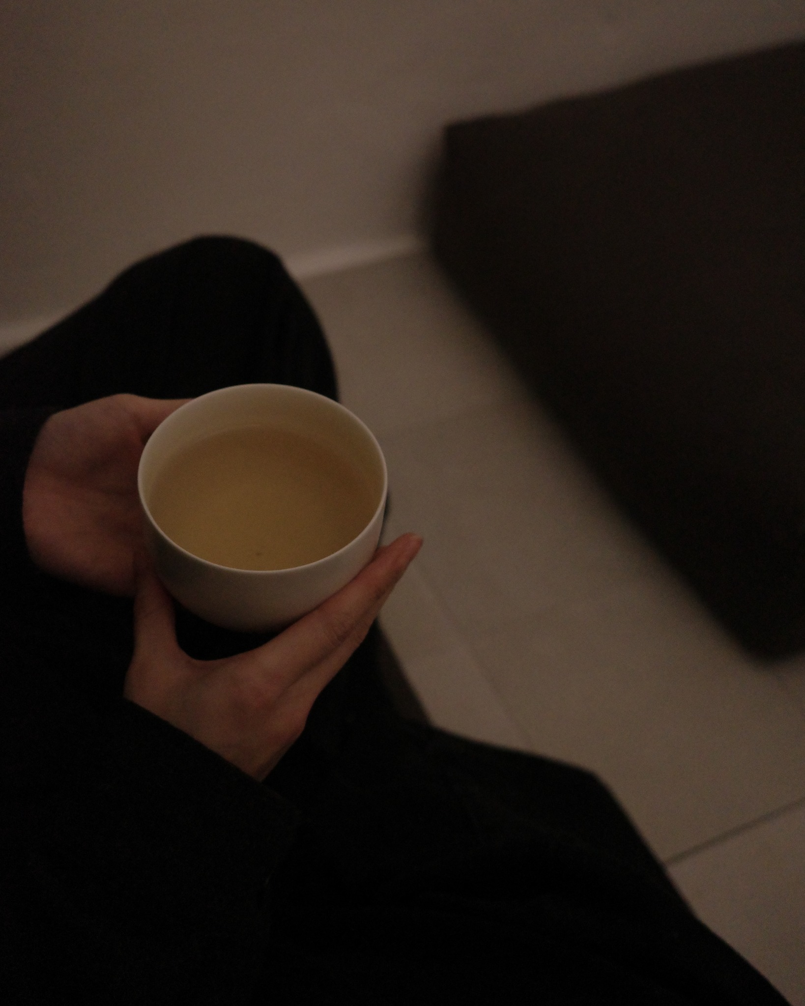 A visitor holding a tea bowl during the exhibition